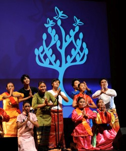 Danse par le groupe philippin Teathro Ecumenikal sous l'arbre de Vie.